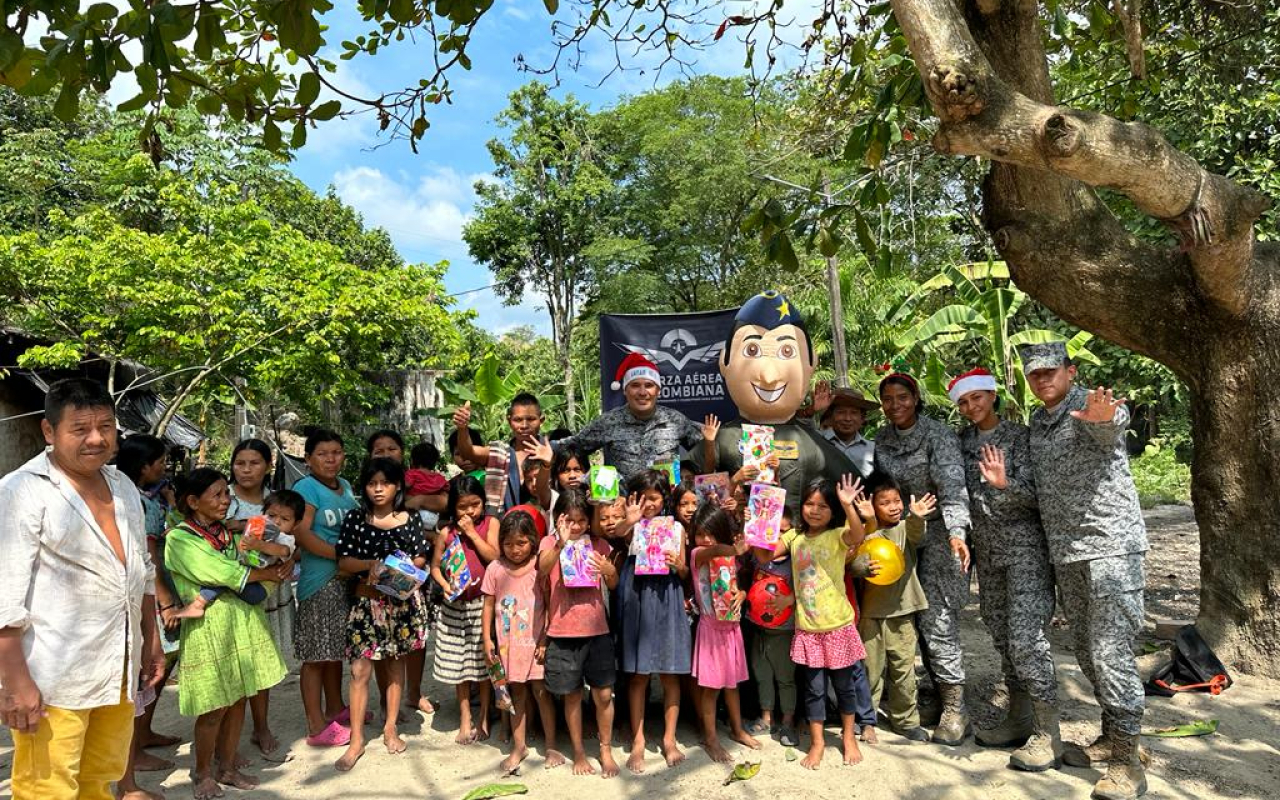 La Navidad llegó a la comunidad Embera Catio en Puerto Boyacá, de la mano de su Fuerza Aérea Colombiana