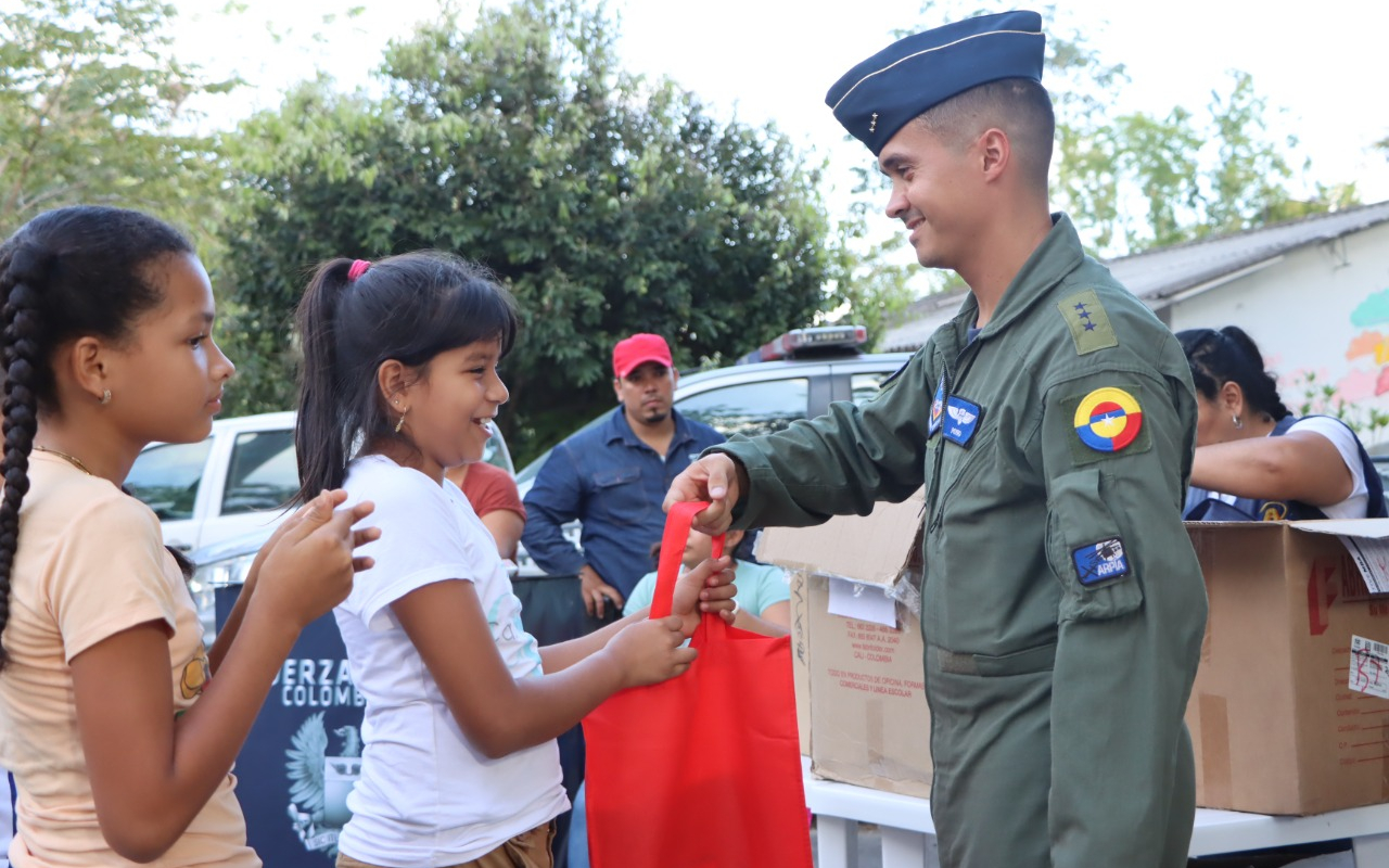 Lindos presentes llegaron a manos de niños de zona rural del Meta en vísperas de navidad