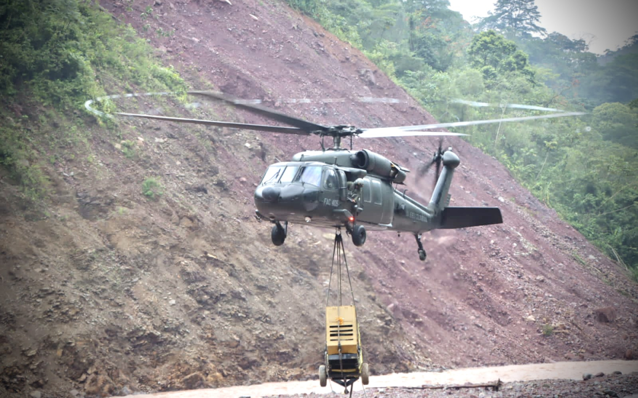 Continúa apoyo aéreo para restablecer servicio de acueducto en Villavicencio