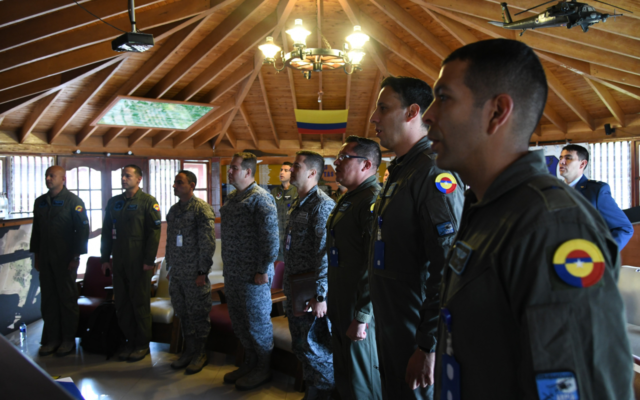Pilotos instructores finalizan con éxito la semana de estandarización en CACOM 5