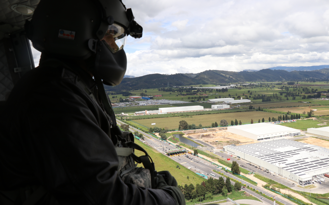 La capital del país es custodiada desde las alturas en este plan retorno