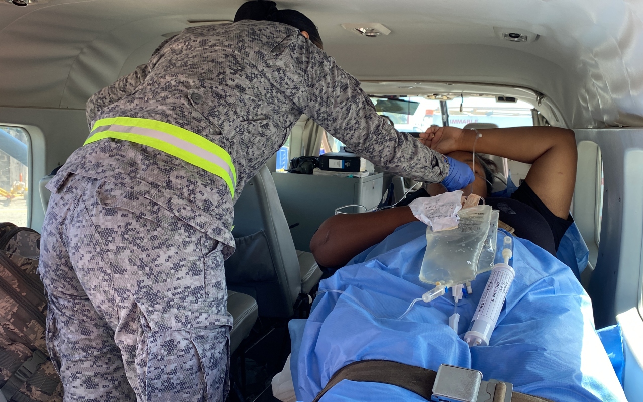 Mujer gestante fue trasladada por su Fuerza Aérea Colombiana a San Andrés Isla