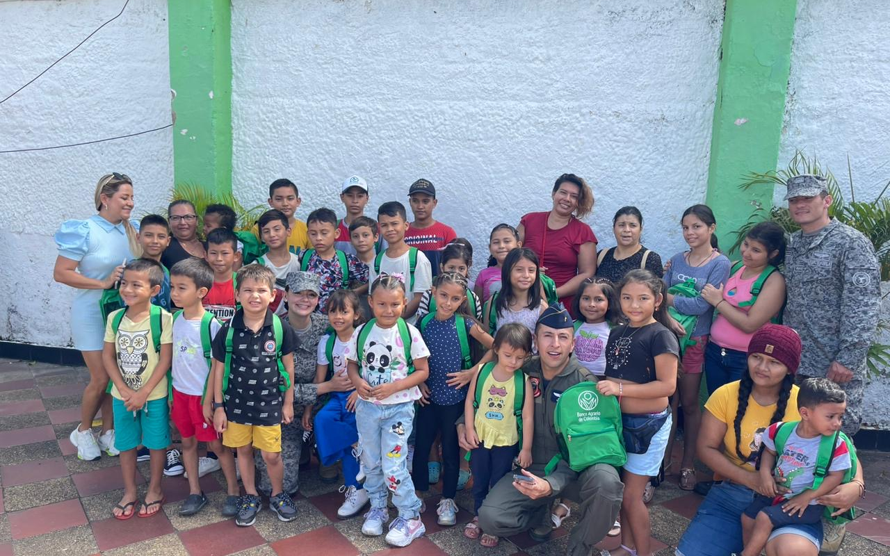 Entrega de kits escolares en Melgar, Tolima