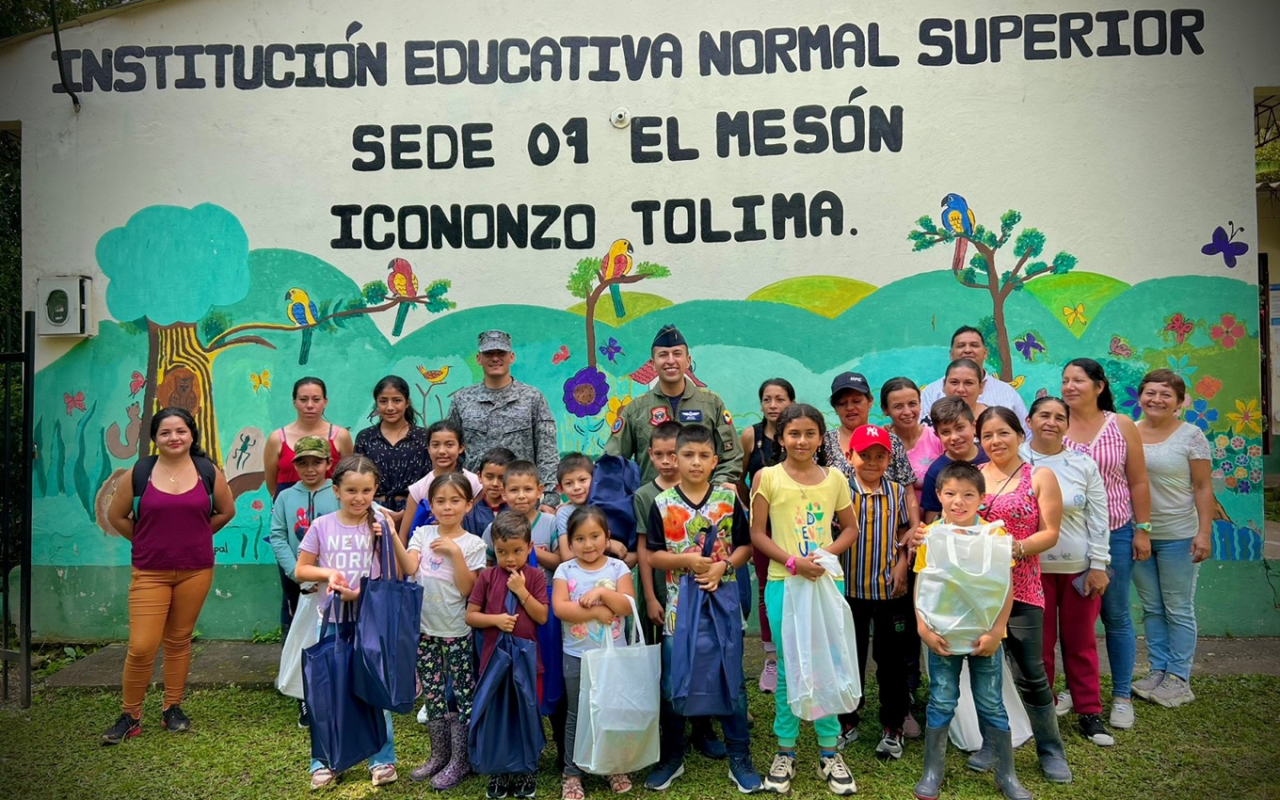 27 niños de la vereda el Mesón, Icononzo, fueron beneficiados con kits escolares
