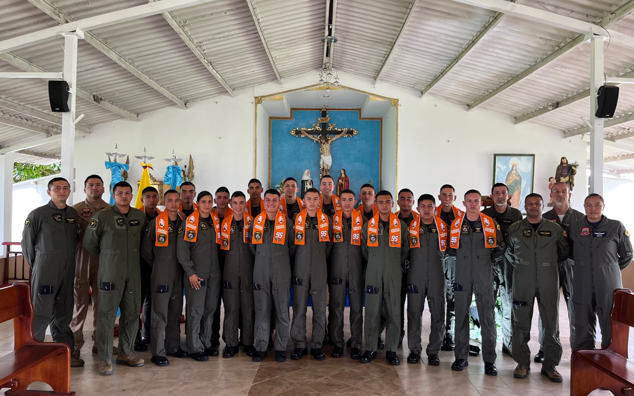 Simbólica ceremonia de bendición de bufandas 