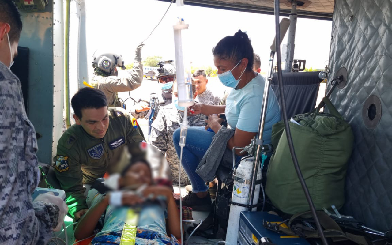 Niño indígena en delicado estado de salud, fue trasladado por su Fuerza Aérea Colombiana
