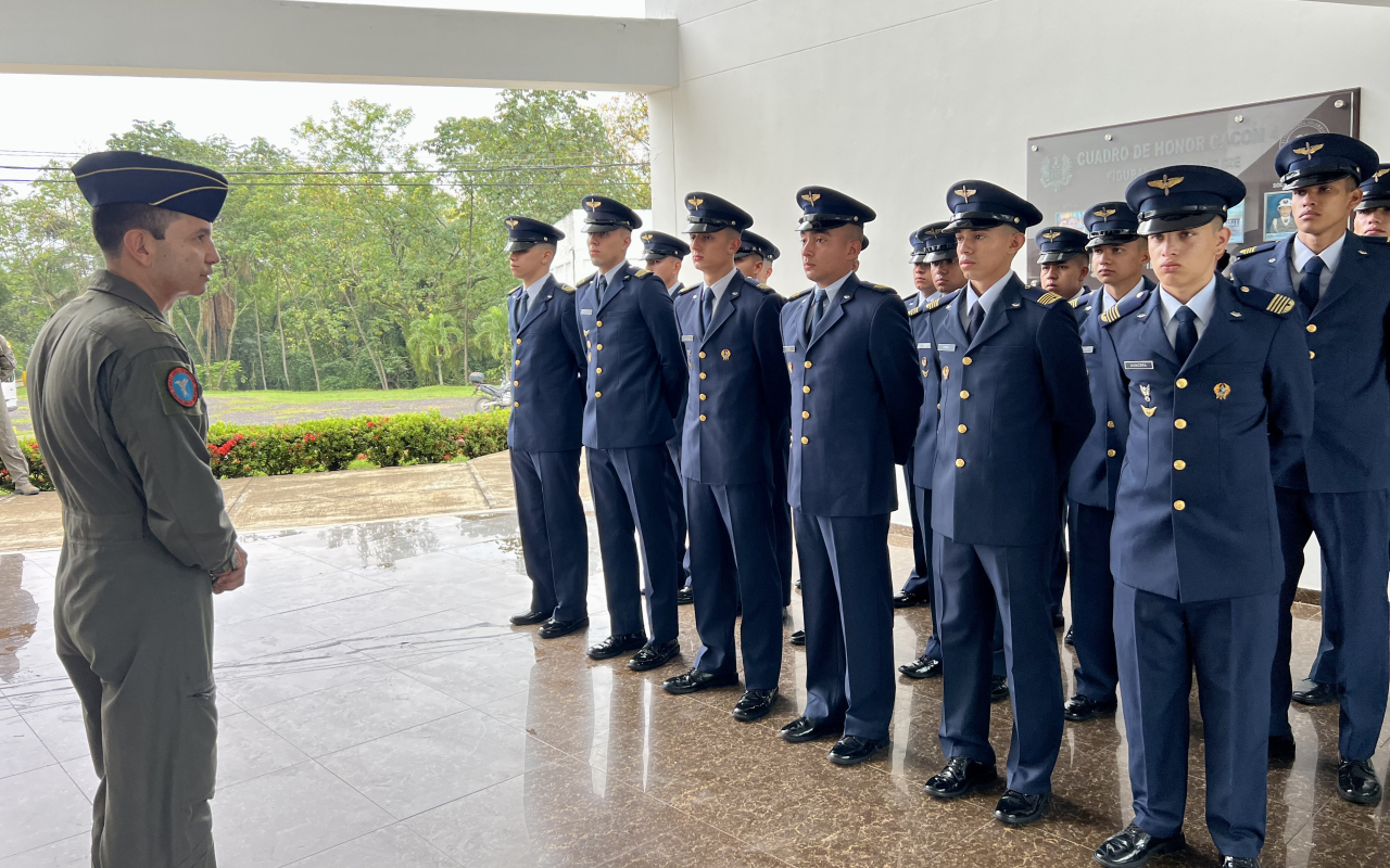 02 extranjeros y 18 alféreces llegaron al CACOM 4 para formarse como pilotos militares en ala rotatoria