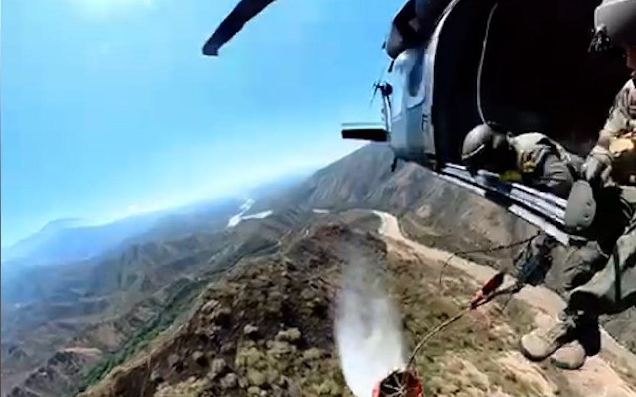 Controlado incendio en el occidente de Antioquia, con un helicóptero de su Fuerza Aérea