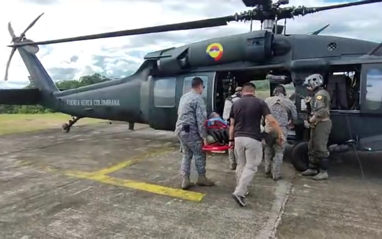 Adultos mayores con problemas de salud, fueron trasladados por su Fuerza Aérea