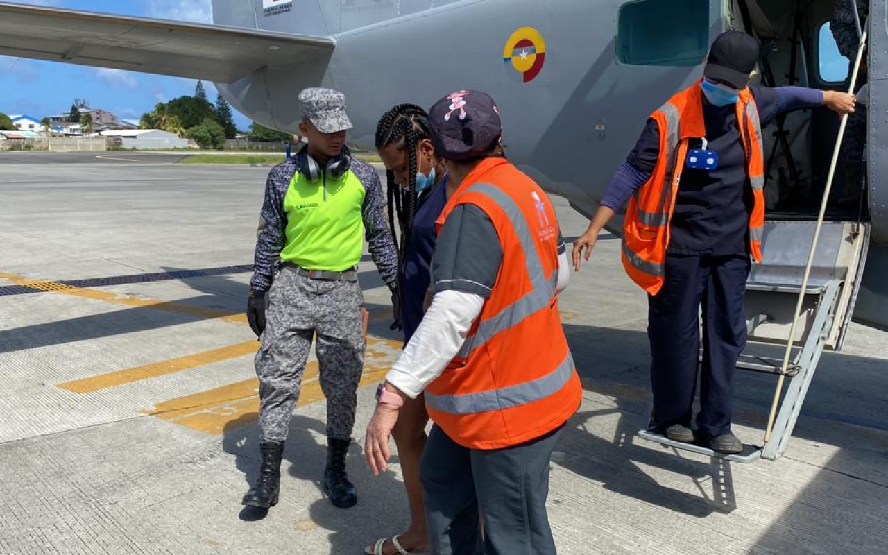 Mujer en estado de gestación con complicaciones, fue trasladada de Providencia a San Andrés por su Fuerza Aérea Colombiana