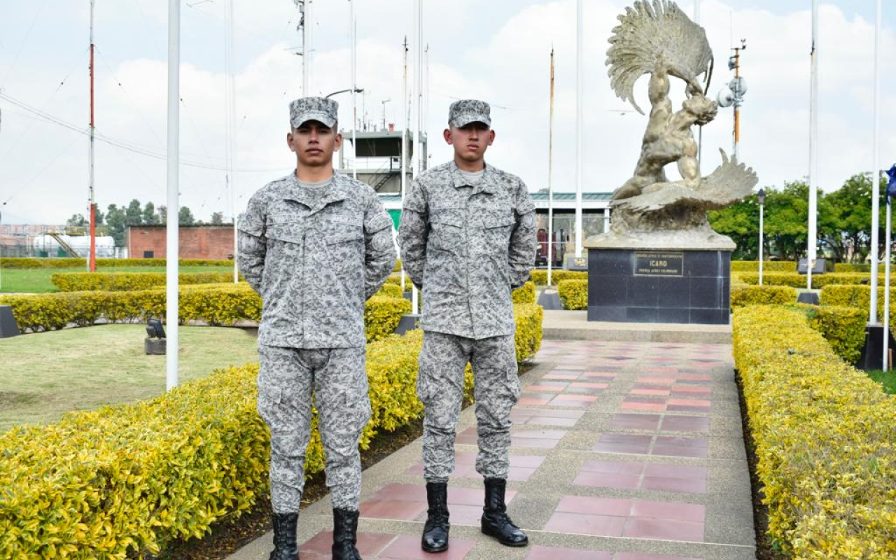 Soldados del CAMAN cumplen su sueño de ingresar a la Escuela de Suboficiales de su Fuerza Aérea Colombiana
