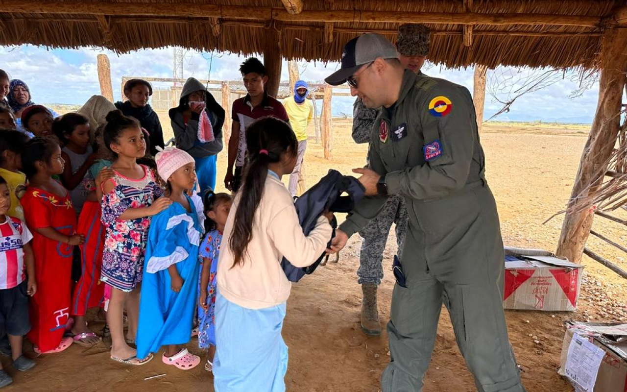 Jóvenes Wayúu en La Flor de la Guajira reciben kits escolares