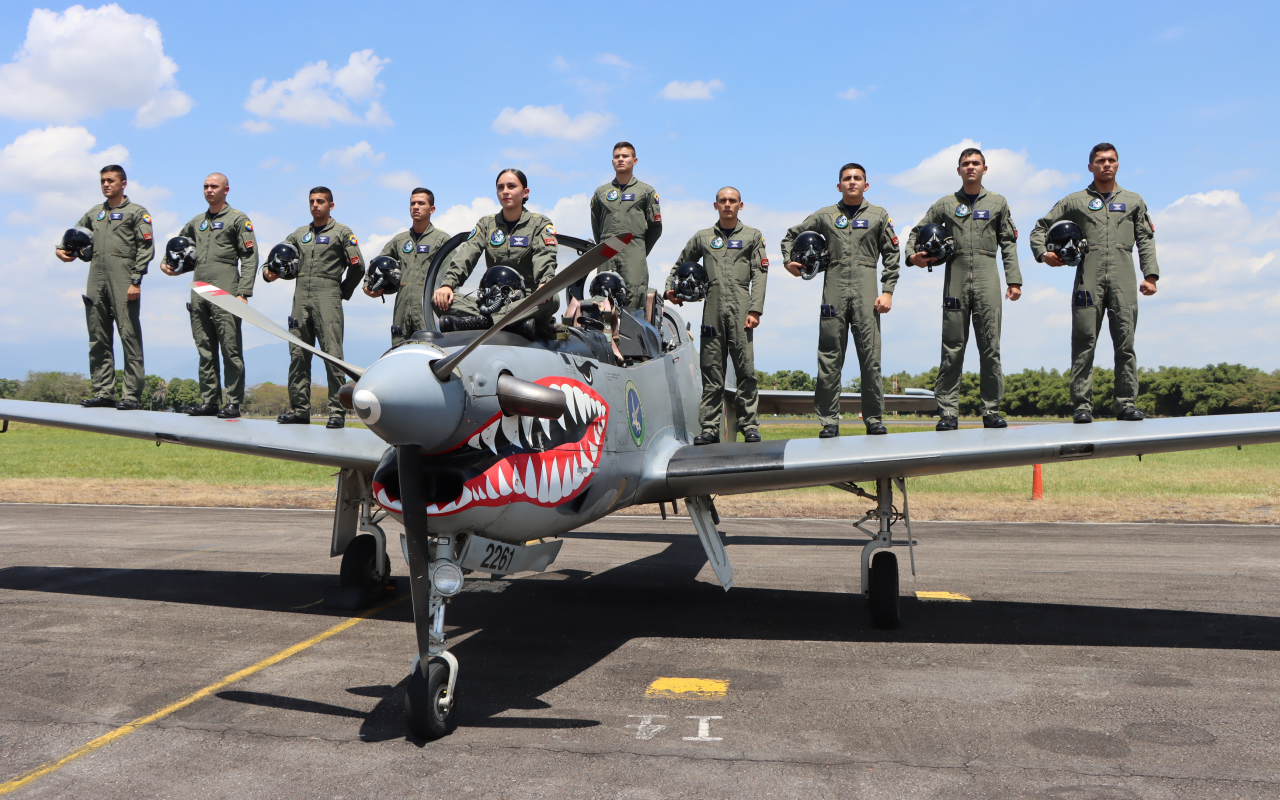 Alféreces se entrenan para cumplir su sueño de ser pilotos militares