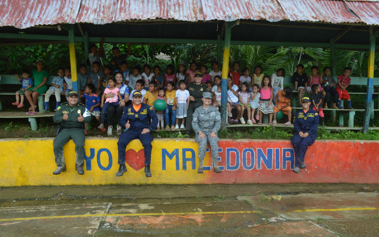 Entre sonrisas, niños de comunidades indígenas recibieron kits escolares