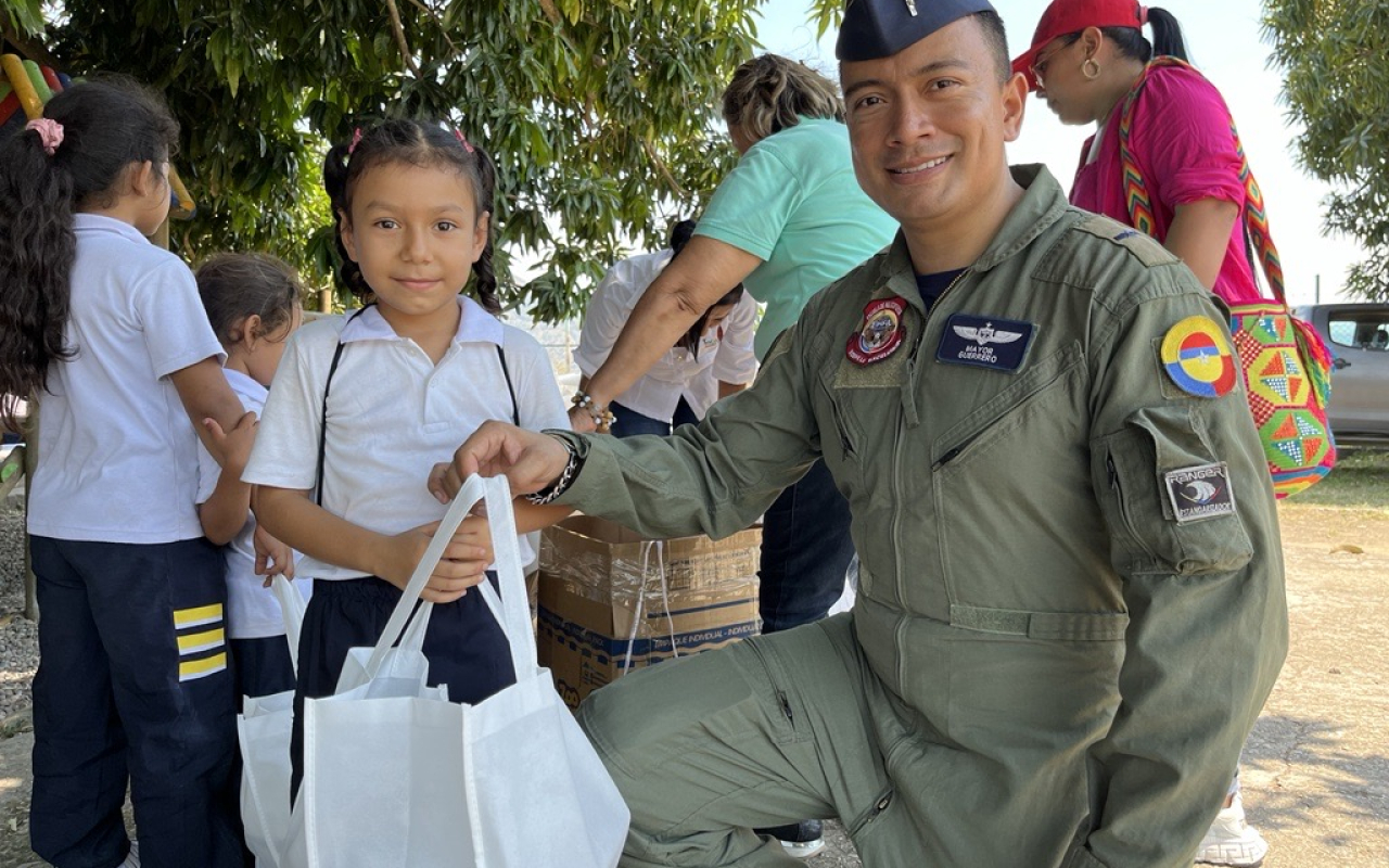 Alumnos de Escuelas Rurales en Tocaima, Cundinamarca, reciben kits escolares