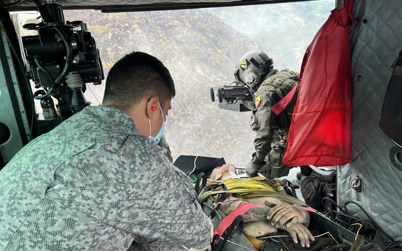Bombero atrapado entre llamas es rescatado y traslado de urgencia por la FAC al Cantón Militar Coronel Jaime Rooke