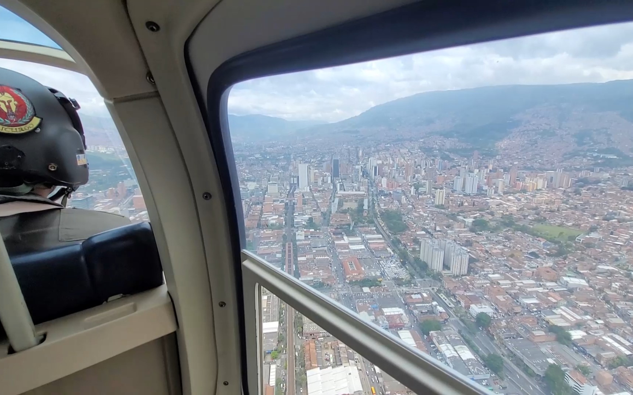 Con sobrevuelos, su Fuerza Aérea monitorea movilizaciones sociales en Antioquia.