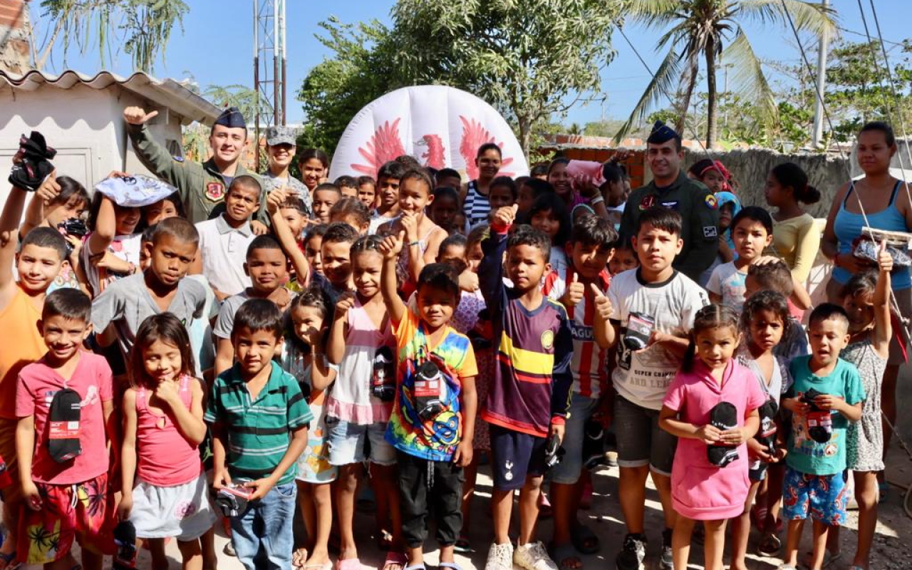 Niños de Palermo en Magdalena vivieron una jornada de recreación con su Fuerza Aérea