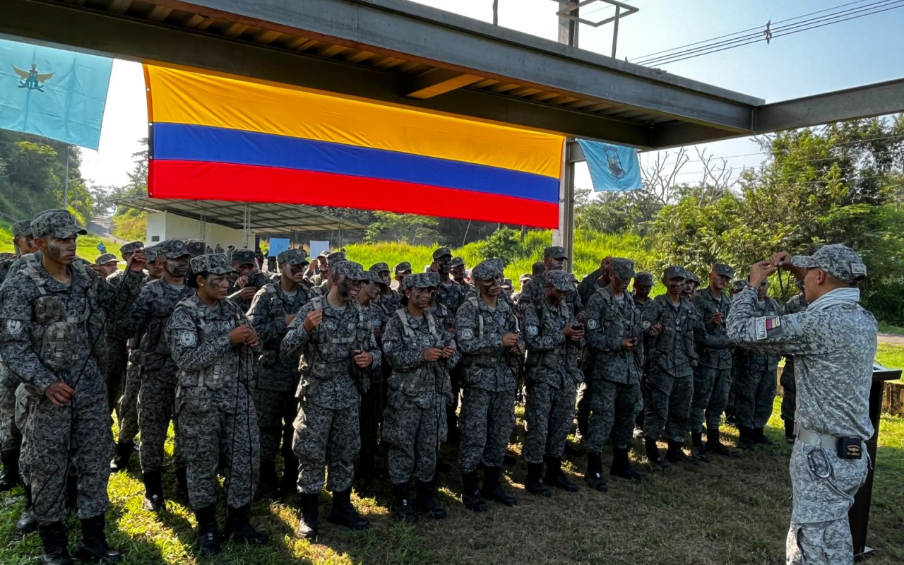 221 jóvenes demuestran su disciplina y mística en su formación como suboficiales