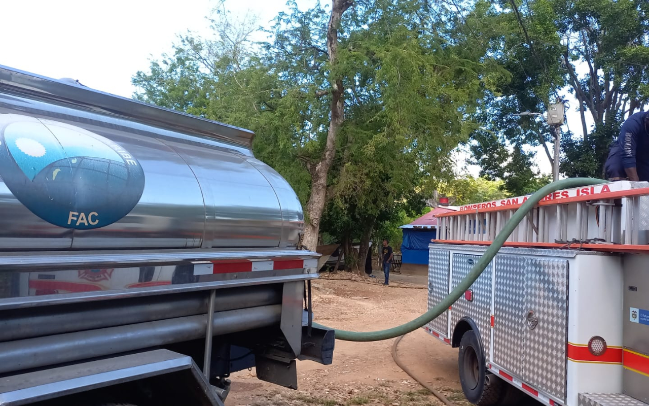 Habitantes de San Andrés, recibieron agua potable por su Fuerza Aérea Colombiana