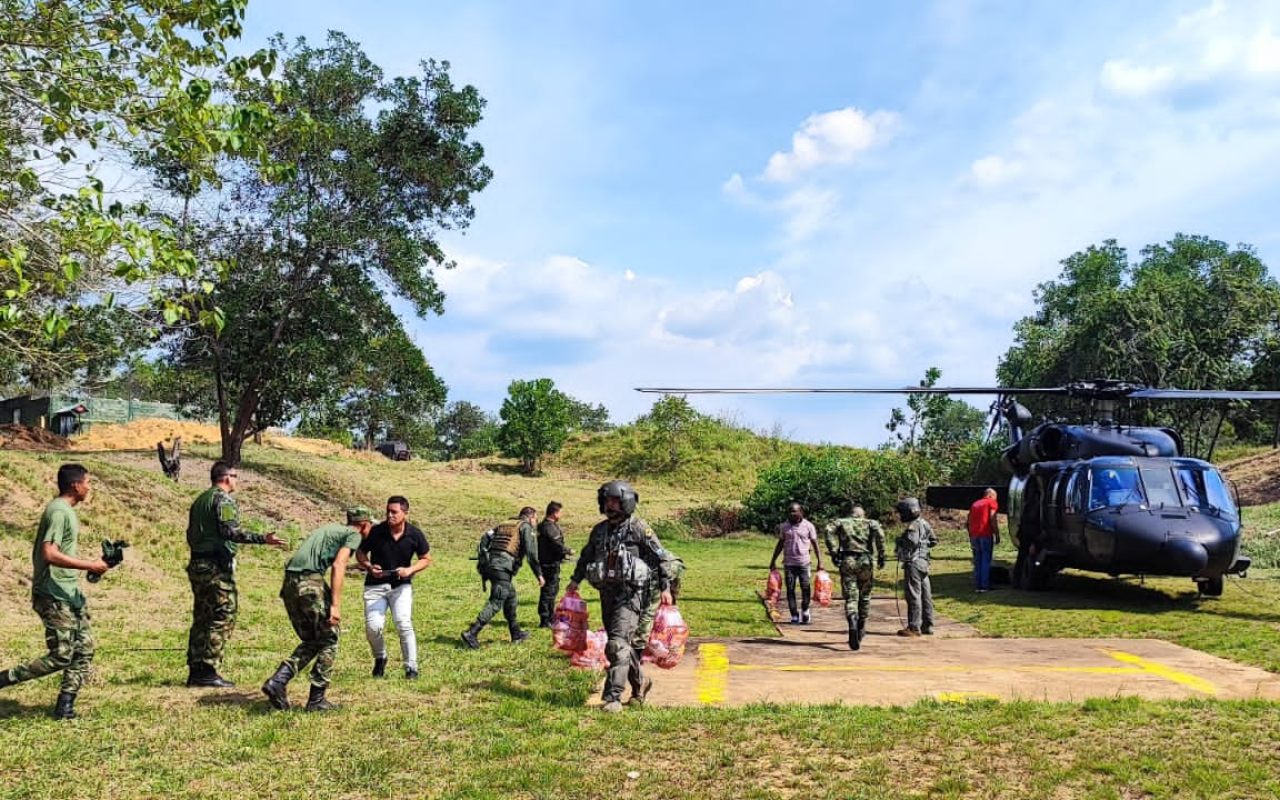 1.3 toneladas de ayuda humanitaria para población del Bajo Cauca, fue transportada en un helicóptero de la Fuerza Aérea