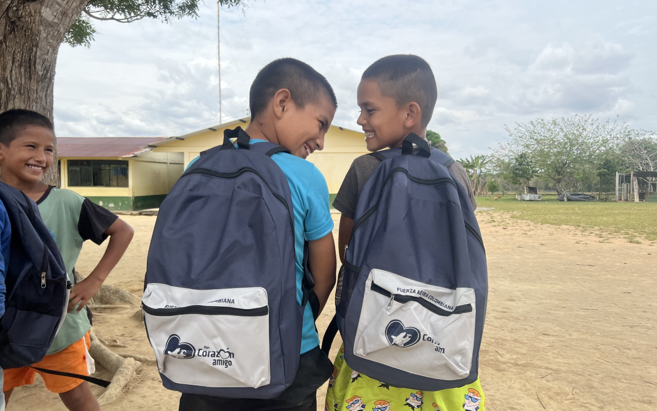 Con sonrisas niños indígenas recibieron kits escolares en Cumaribo, Vichada