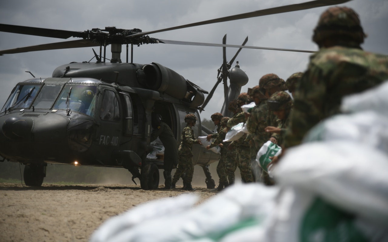 Fuerza Aérea transporta siete toneladas de carga humanitaria para damnificados de Murindó, Antioquia