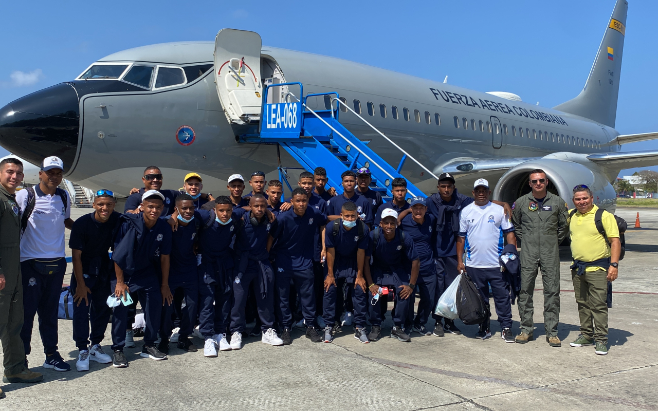 Apoyo con vuelo humanitario a selección sanandresana