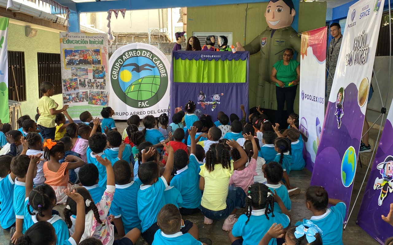 Entrega de kits escolares por su Fuerza Aérea y Poolex kids 