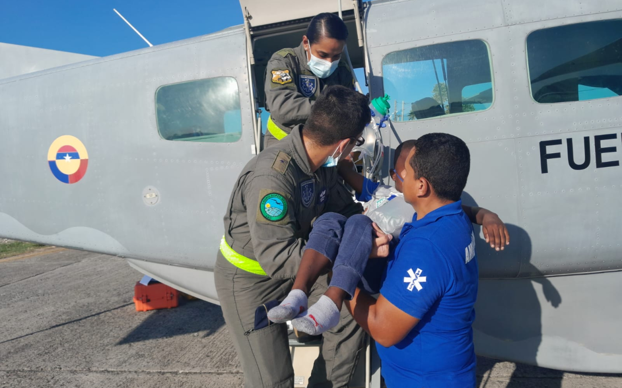 En una nueva misión de traslado aeromédico, el Grupo Aéreo del Caribe con su aeronave Caravan C208-B transportó a dos pacientes quienes requerían de atención médica especializada en la ruta Providencia-San Andrés.