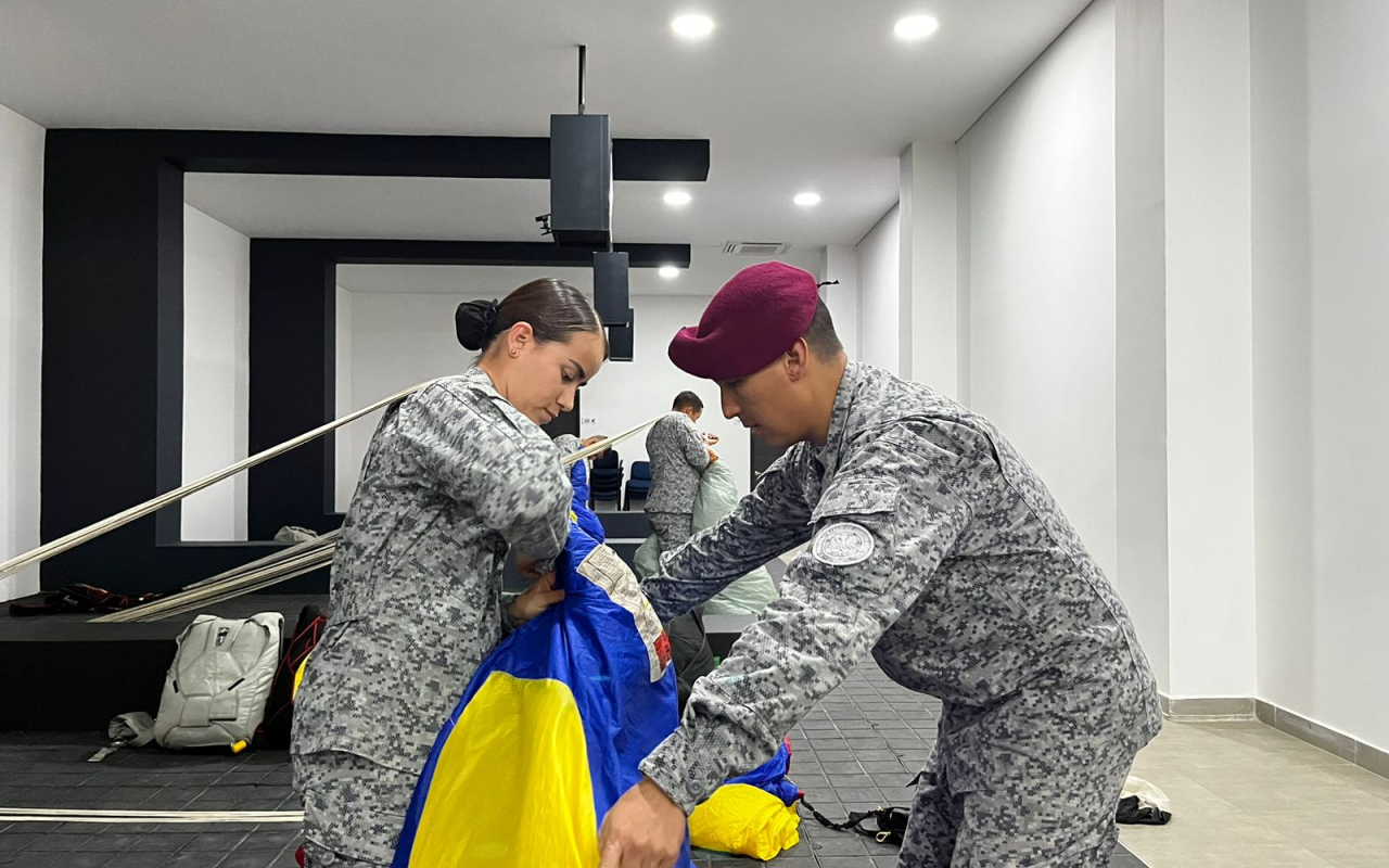 Militares son entrenados en empaque de paracaídas de alto rendimiento