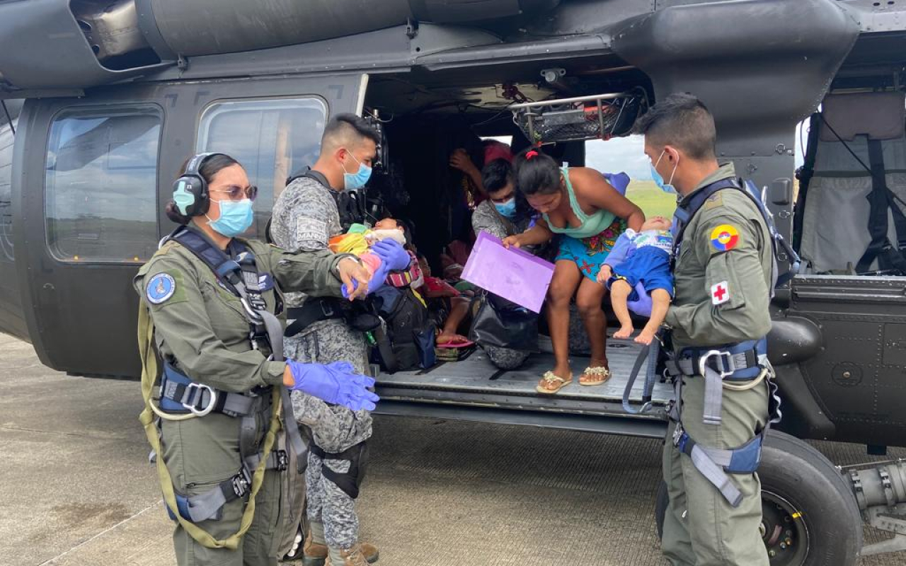 13 bebés indígenas en delicado estado de salud fueron evacuados por su Fuerza Aérea desde el Bajo Baudó, Chocó