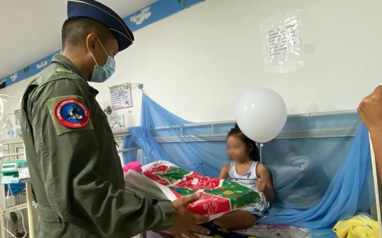 Día del niño es celebrado en los hospitales del centro del país por su Fuerza Aérea Colombiana