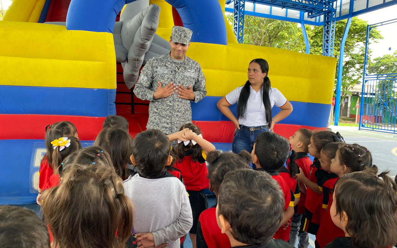 Niños del barrio la Reliquia en Villavicencio celebraron su día con la Fuerza Aérea
