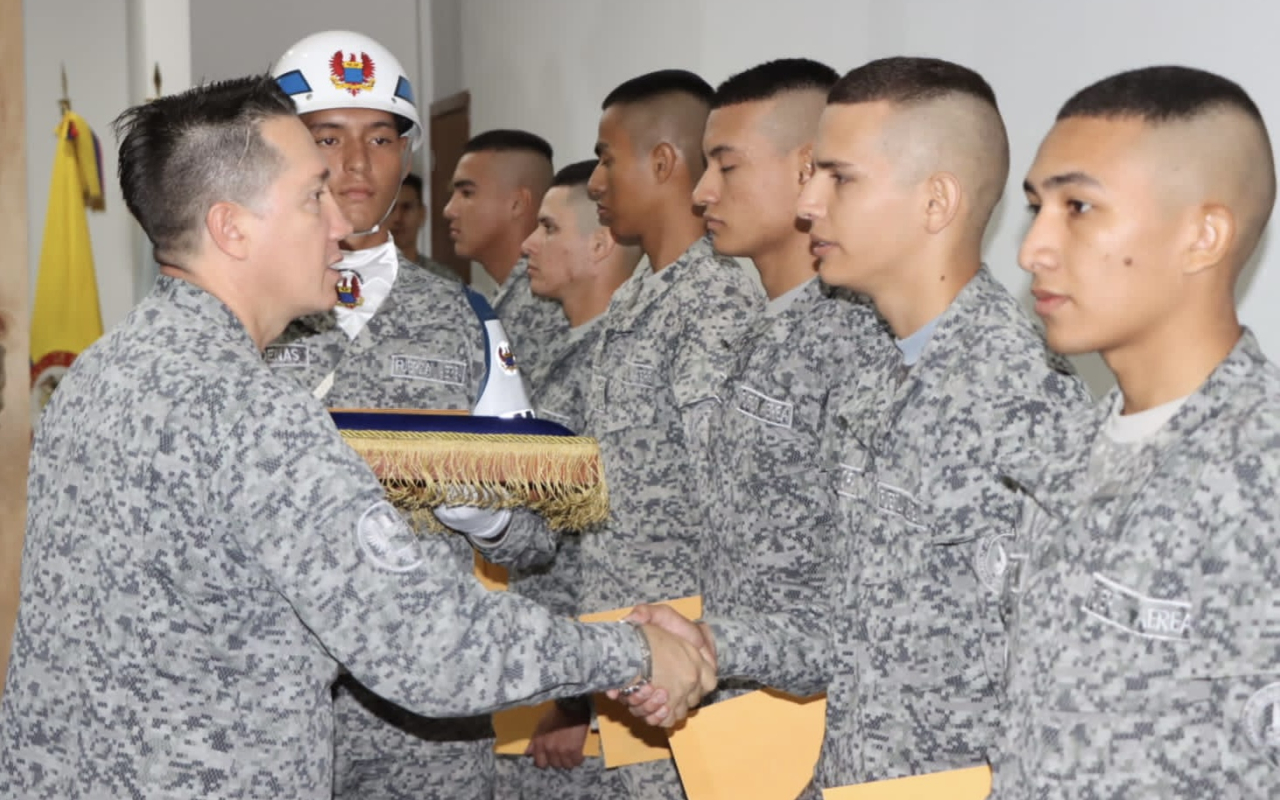 Jóvenes orgullosos de haber servido al país en su Fuerza Aérea