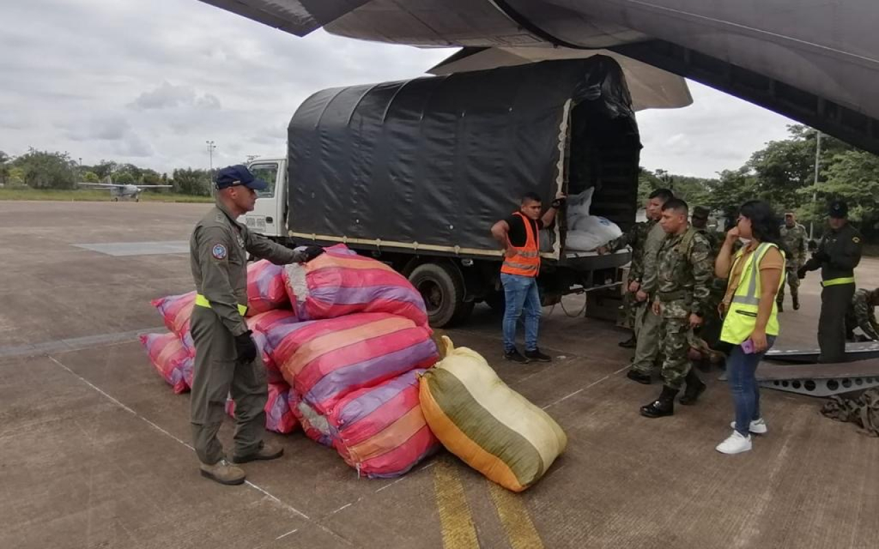 Un vuelo cargado de ayudas para Mitú, Vaupés