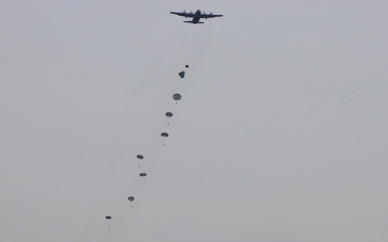 Un día en honor a los paracaidistas militares