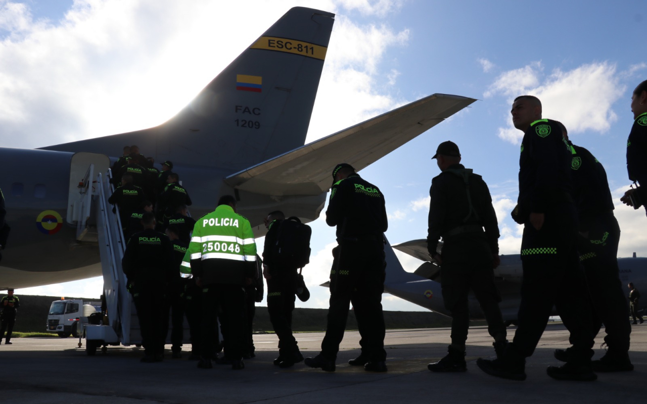 256 uniformados de la Policía Nacional transportados por la Fuerza Aérea hacia Valledupar, fortalecerán la seguridad del Festival Vallenato