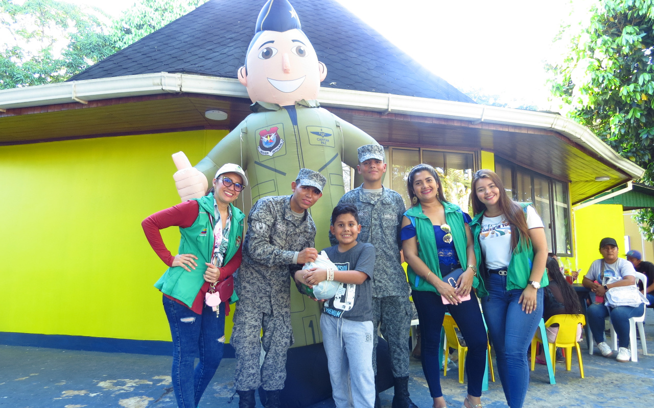 El Grupo Aéreo del Amazonas celebra el día del niño en Leticia 