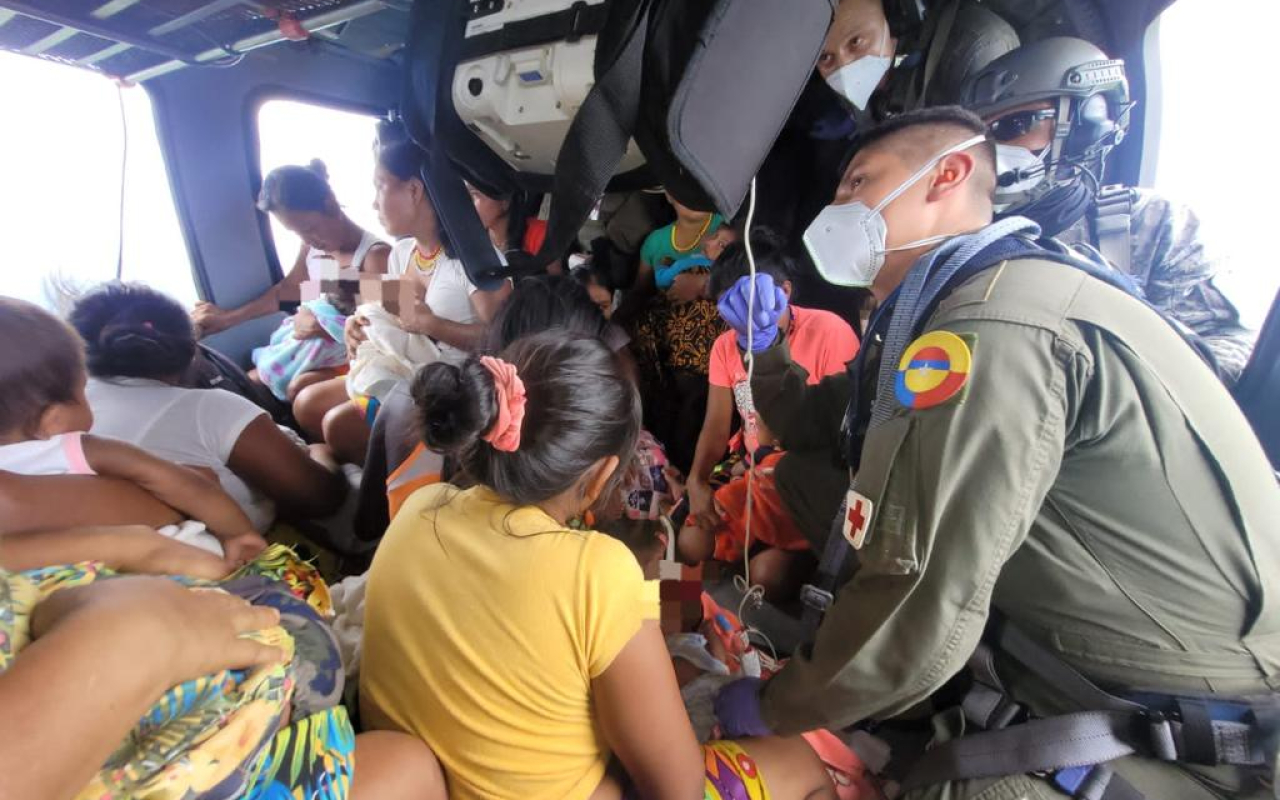 Bebés indígenas en delicado estado de salud son evacuados por su Fuerza Aérea desde Chocó hacia Antioquia