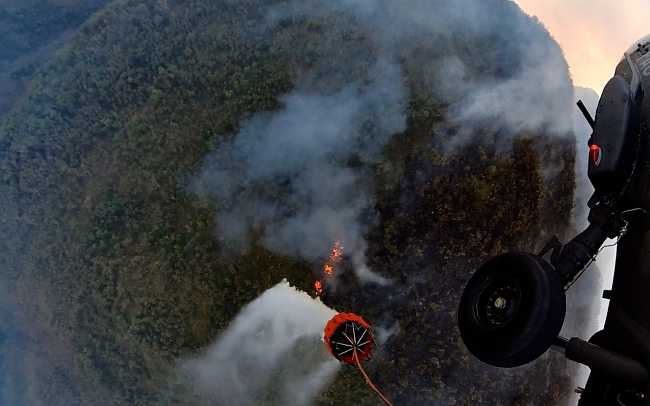 13 descargas con sistema Bambi Bucket sobre incendio en Providencia realizadas por la Fuerza Aérea