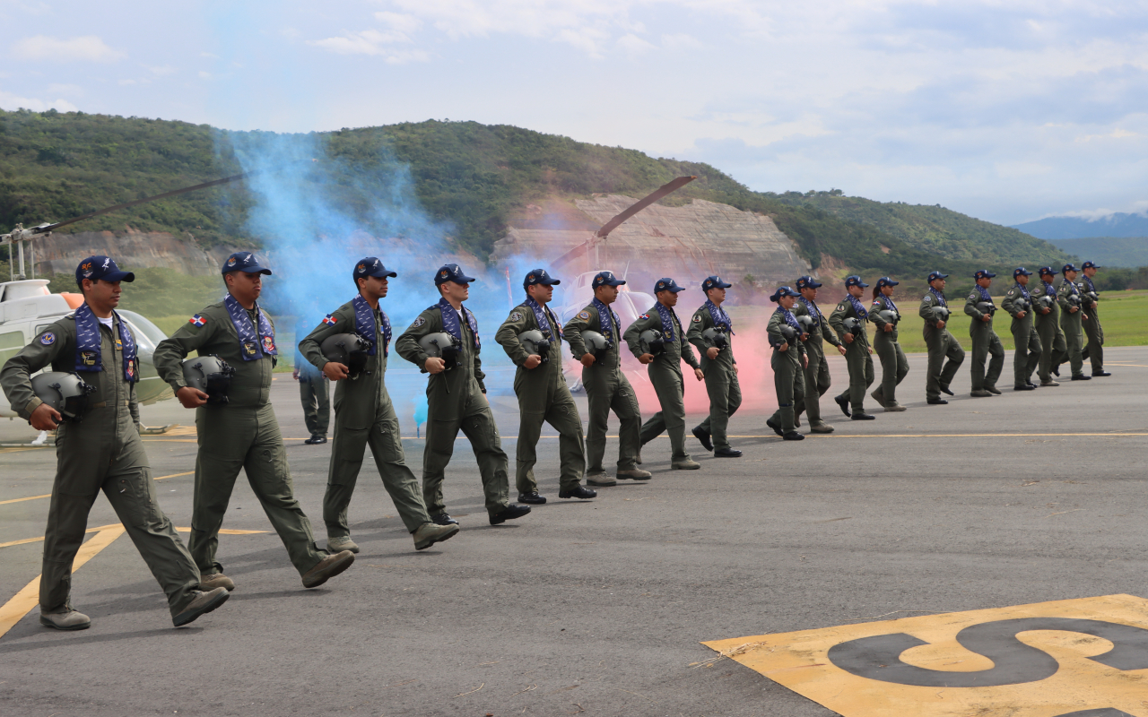 Oficiales internacionales volaron solos por primera vez en la Fuerza Aérea Colombiana