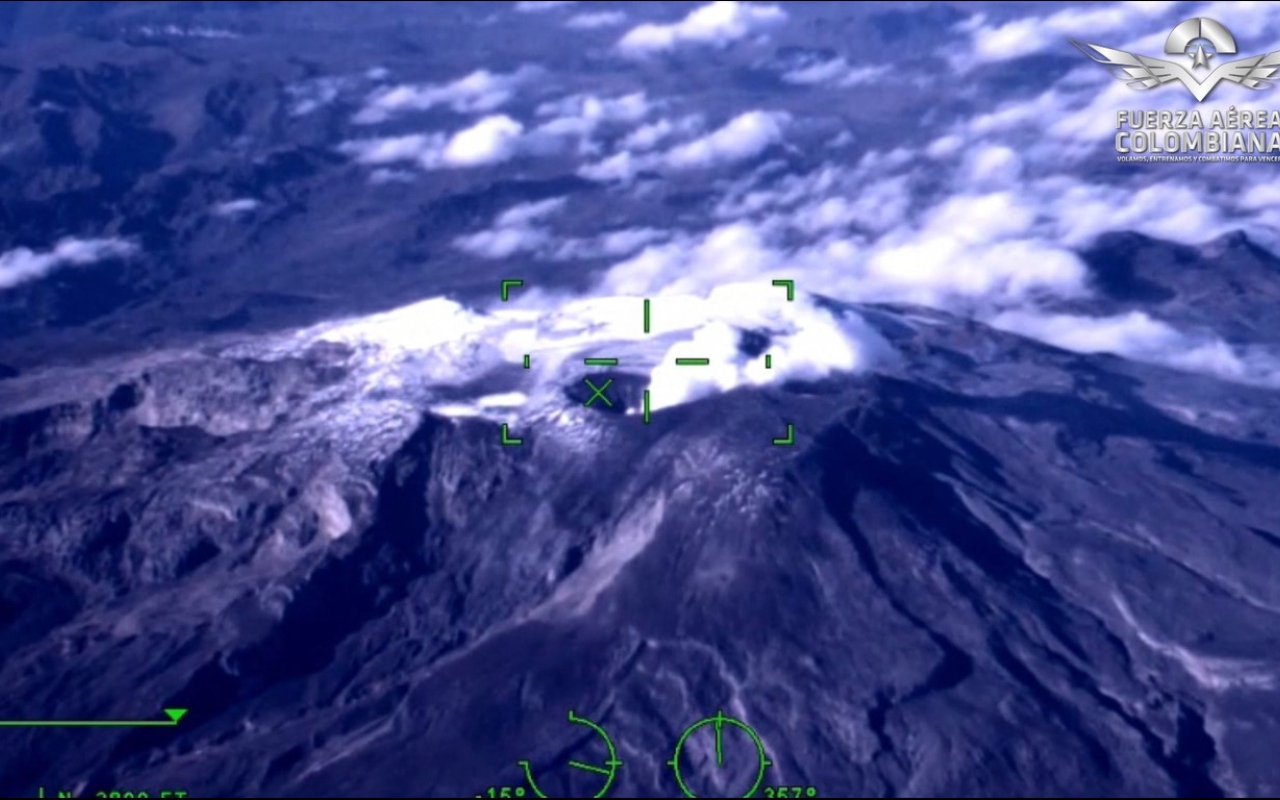 En una acción coordinada entre su Fuerza Aérea Colombiana y el Centro Nacional de Recuperación de Personal- CENRP, se mantienen constantes reconocimientos aéreos sobre el volcán Nevado del Ruiz, con el fin de atender la emergencia de manera oportuna.