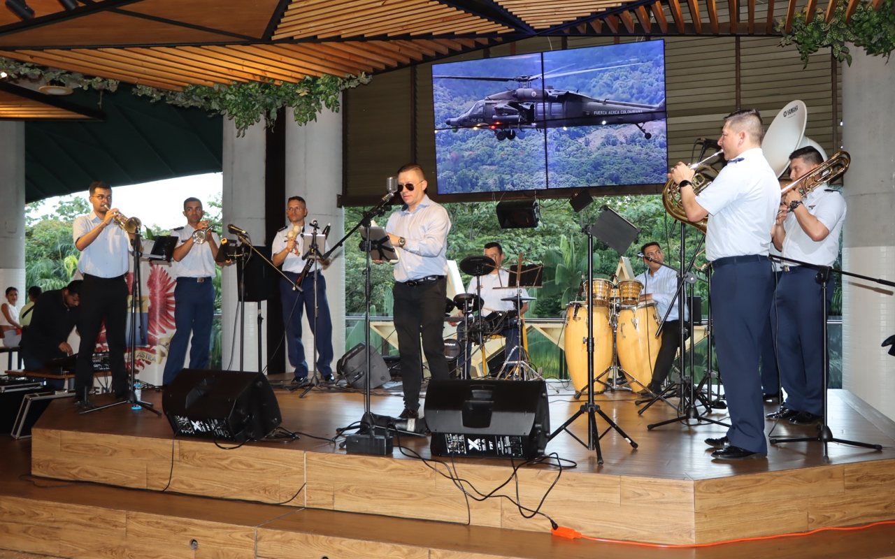 Villavicenses celebraron 75 años del CACOM 2 al ritmo de los músicos de la Fuerza Aérea