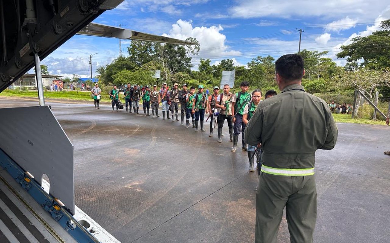 Indígenas de diferentes regiones llegan a Guaviare en aeronave de su Fuerza Aérea 
