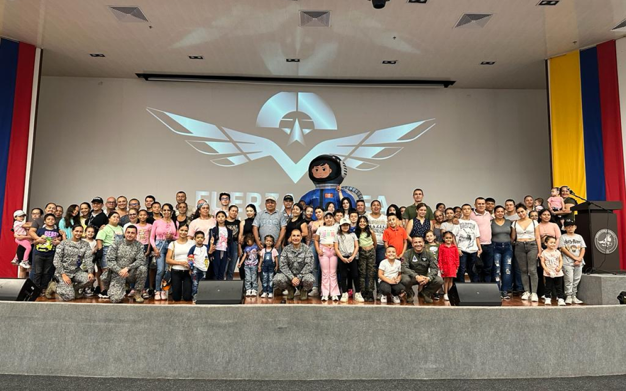 En el corazón de Colombia, jóvenes conocen las capacidades de su Fuerza Aérea Colombiana