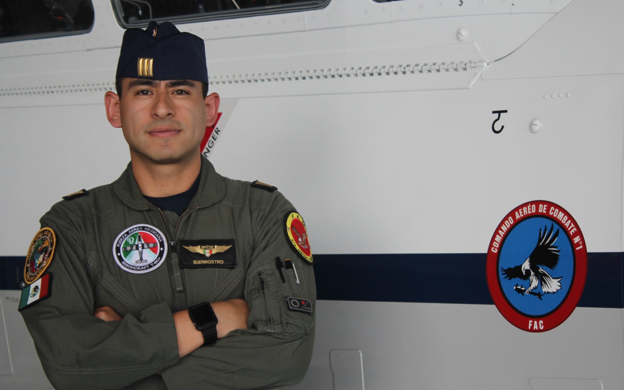 Piloto de la Fuerza Aérea Mexicana llega a ser instructor del equipo Texan T-6