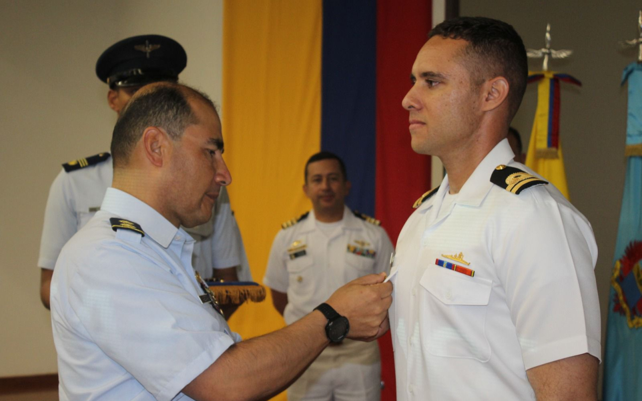 Oficiales de la Armada Nacional, culminan con éxito curso de Piloto de Ala Fija en su Fuerza Aérea Colombiana