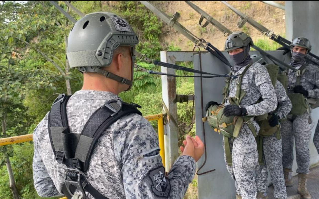 Militares de Colombia entrenan con su Fuerza Aérea para convertirse en Paracaidistas Militares
