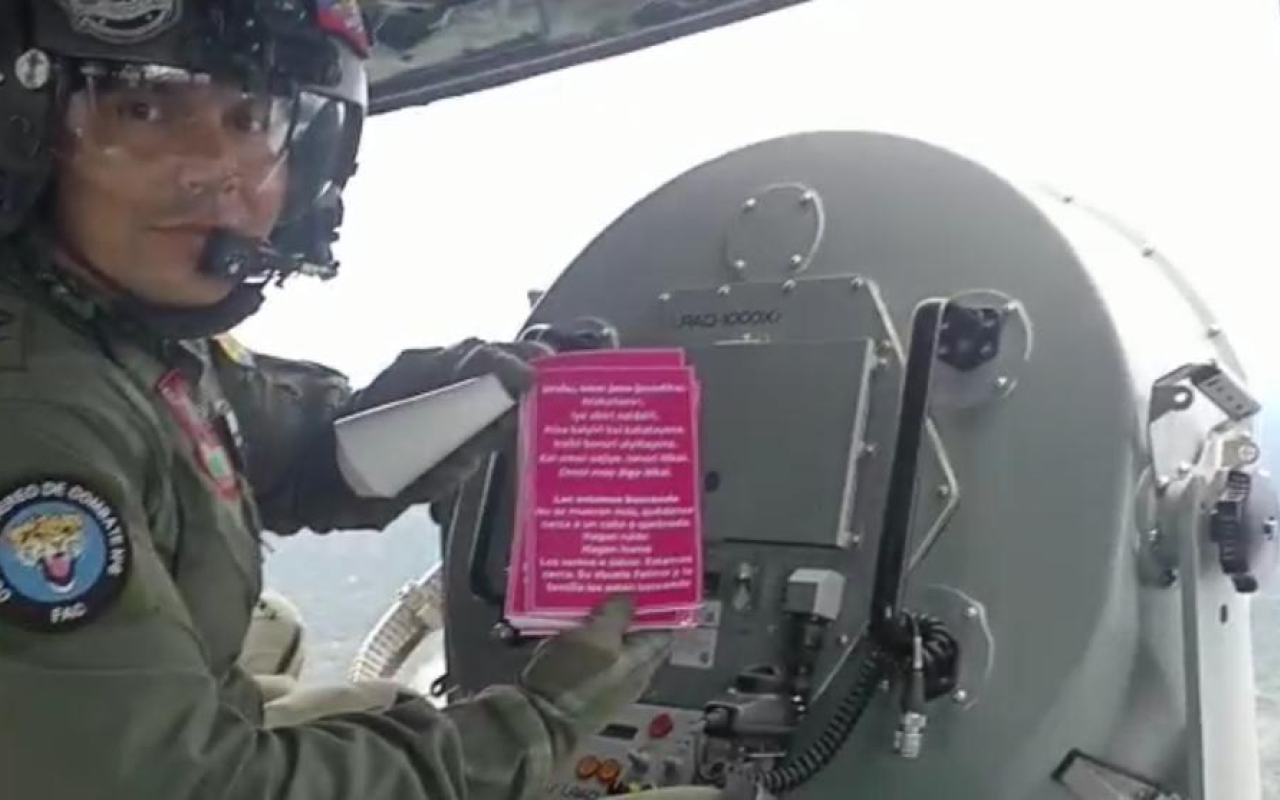 Volantes en lengua Huitoto son lanzados desde helicóptero de  su Fuerza Aérea Colombiana